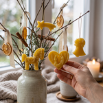 Bienenprodukte Shop Bienenwachs Anhänger Set mit Krippe, Stern und Pferd als weihnachtliche Dekoration am Zweig