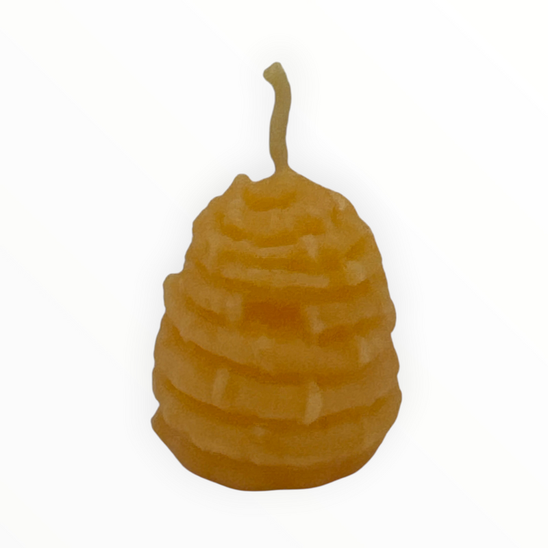 Kleine Bienenwachskerze vom Bienenprodukte Shop in Form eines traditionellen, goldgelben Bienenkorbs aus Naturwachs.