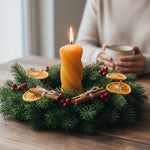 Bienenprodukte Shop Stumpenkerze aus Bienenwachs mit Spiraloptik in einem weihnachtlichen Adventskranz