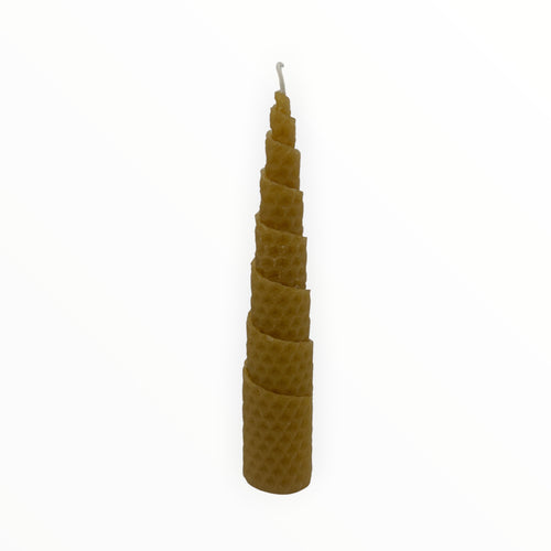 Bienenprodukte Shop Bienenwachskerze in Wabenform, handgerollt aus 100% natürlichem Bienenwachs in Goldgelb.