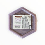 Bienenprodukte Shop Honigseife mit Lavendel in sechseckiger Wabenform, verpackt in transparenter Folie