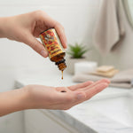 Bienenprodukte Shop Propolislösung 40% in einer kleinen Braunglasflasche mit Pipette zur Anwendung auf der Handfläche
