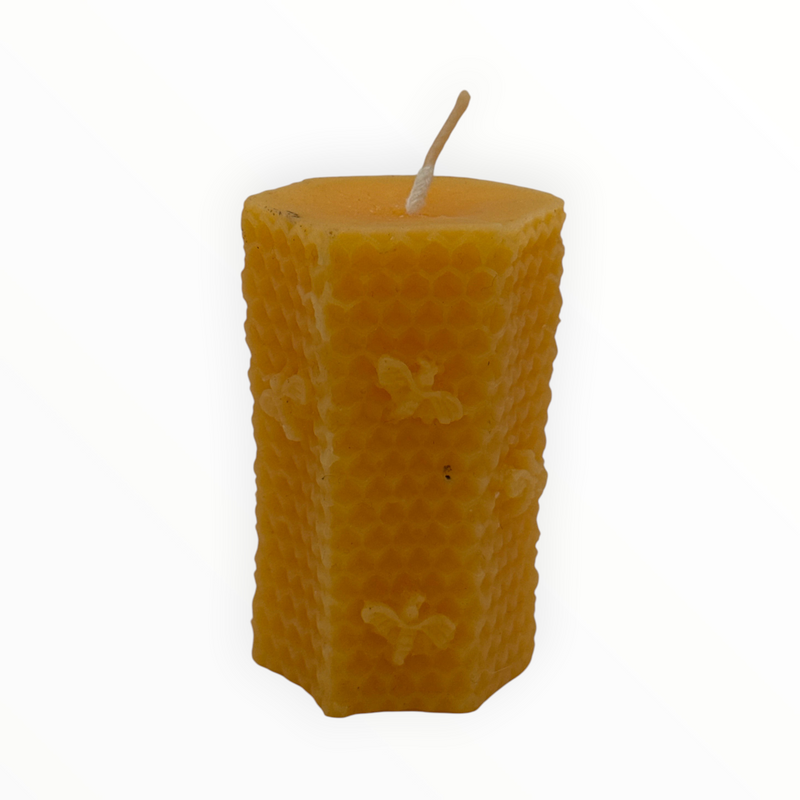 Bienenprodukte Shop Stumpenkerze aus reinem Bienenwachs in goldener Sechseckform mit Wabenstruktur und Bienenmotiv